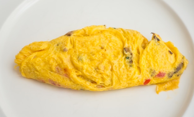 Foto grátis close up de omelete de ovo no café da manhã.