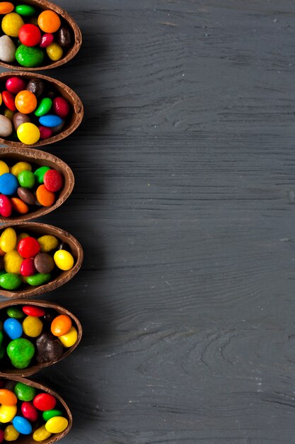 Close-up de ovos de chocolate com doces