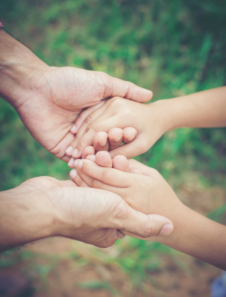 Foto grátis close up de pai segurando a mão da filha, tão doce, ti família
