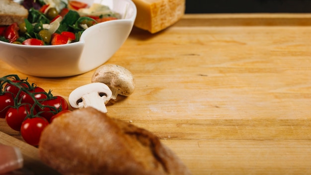 Foto grátis close-up de pão e legumes perto da salada