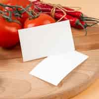 Foto grátis close-up de papel com tomate e pimenta