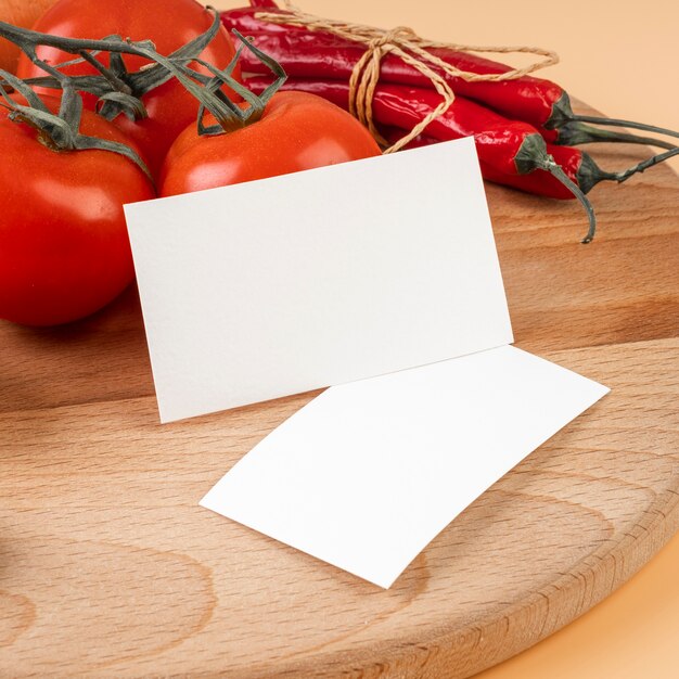Close-up de papel com tomate e pimenta
