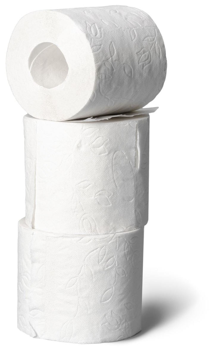 Foto grátis close-up de papel higiênico isolado em fundo branco