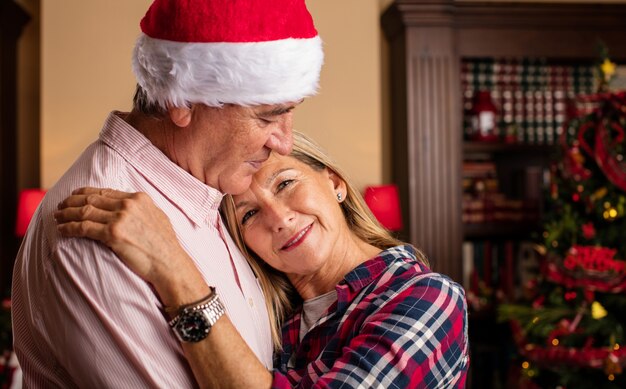 Foto grátis close-up de pares românticos que aprecia o natal