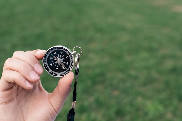 Close-up, de, passe segurar, navigational, compasso, contra, verde, fundo desfocado