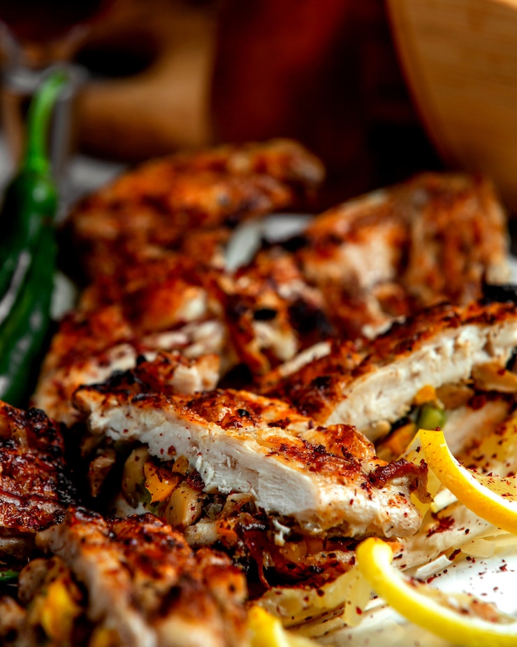 Foto grátis close-up de peito de frango grelhado, cheio de cenoura cogumelo e pimentão