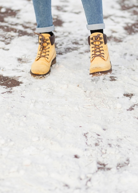 Close-up de pernas com botas de inverno