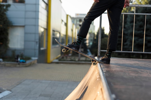 Close-up, de, pés, prática, com, a, skateboard