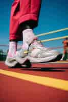Foto grátis close-up de pessoa vestindo tênis futuristas