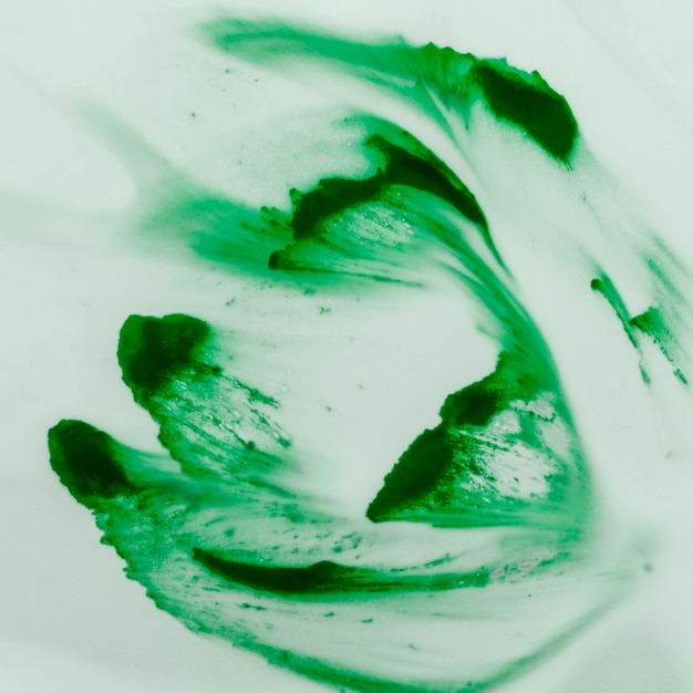 Close-up de pinceladas de aquarela verde brilhante pintado na superfície branca