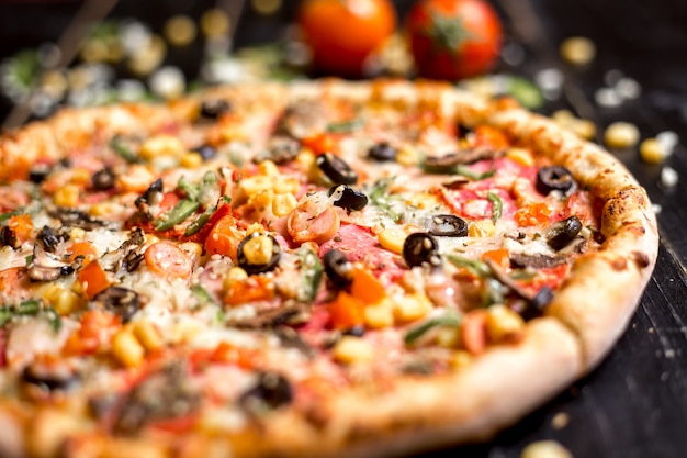 Close-up de pizza de calabresa com granulado de gergelim