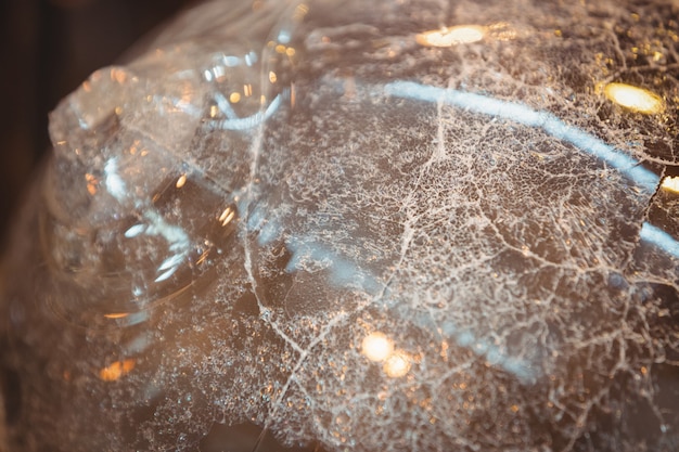 Close-up de resíduos de vidro em um recipiente de metal