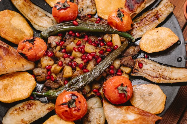 Close-up de saj cizbiz cozido com tomate e pimenta de batata berinjela