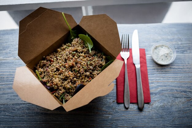 Close-up de salada com garfo e faca na mesa