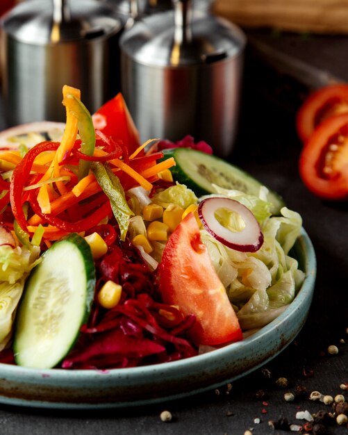 Close-up de salada de legumes alface pepino pimentão milho tomate e rabanete