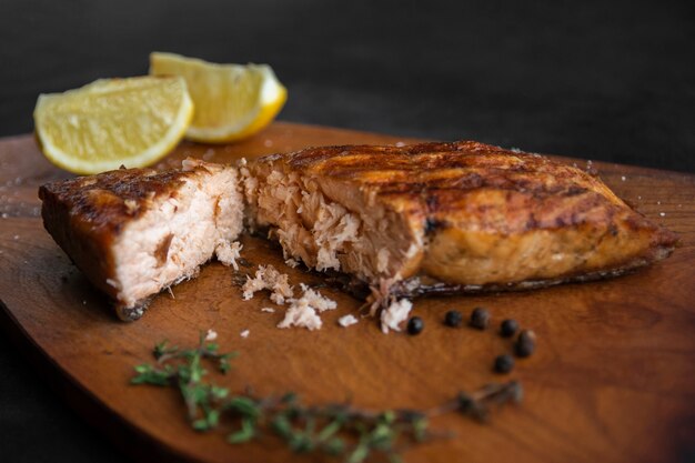 Close-up de salmão com rodelas de limão