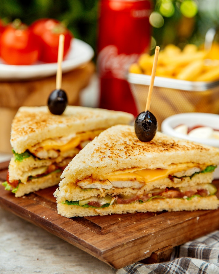 Foto grátis close-up de sanduíche de clube cortado ao meio