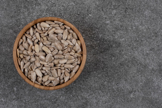 Foto grátis close up de sementes de girassol descascadas sobre superfície cinza