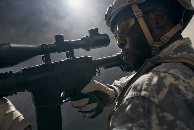 Close-up de soldado americano mantendo vista na arma moderna