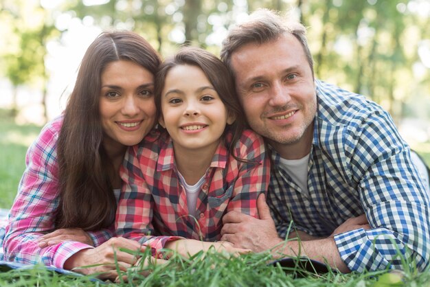 Close-up, de, sorrindo, família, mentir grama