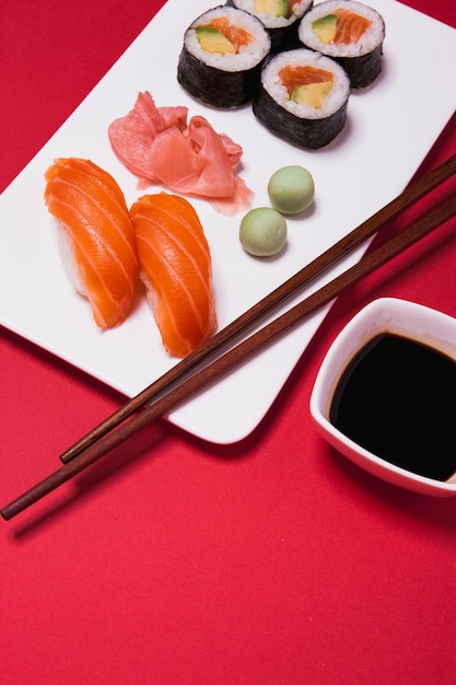 Close-up de sushi e condimentos em vermelho