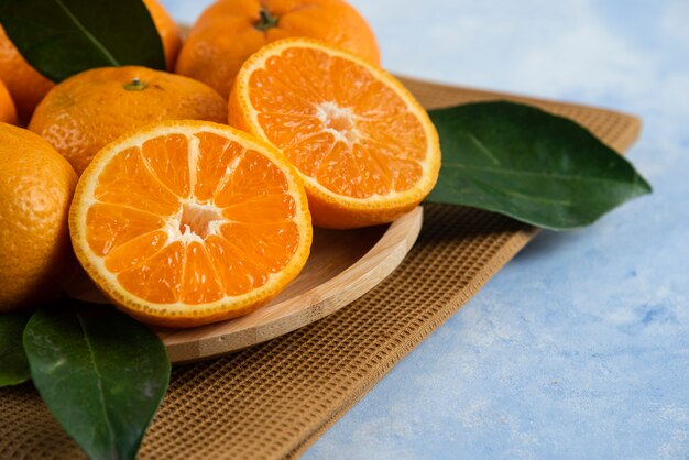 Close up de tangerina clementina fresca cortada pela metade