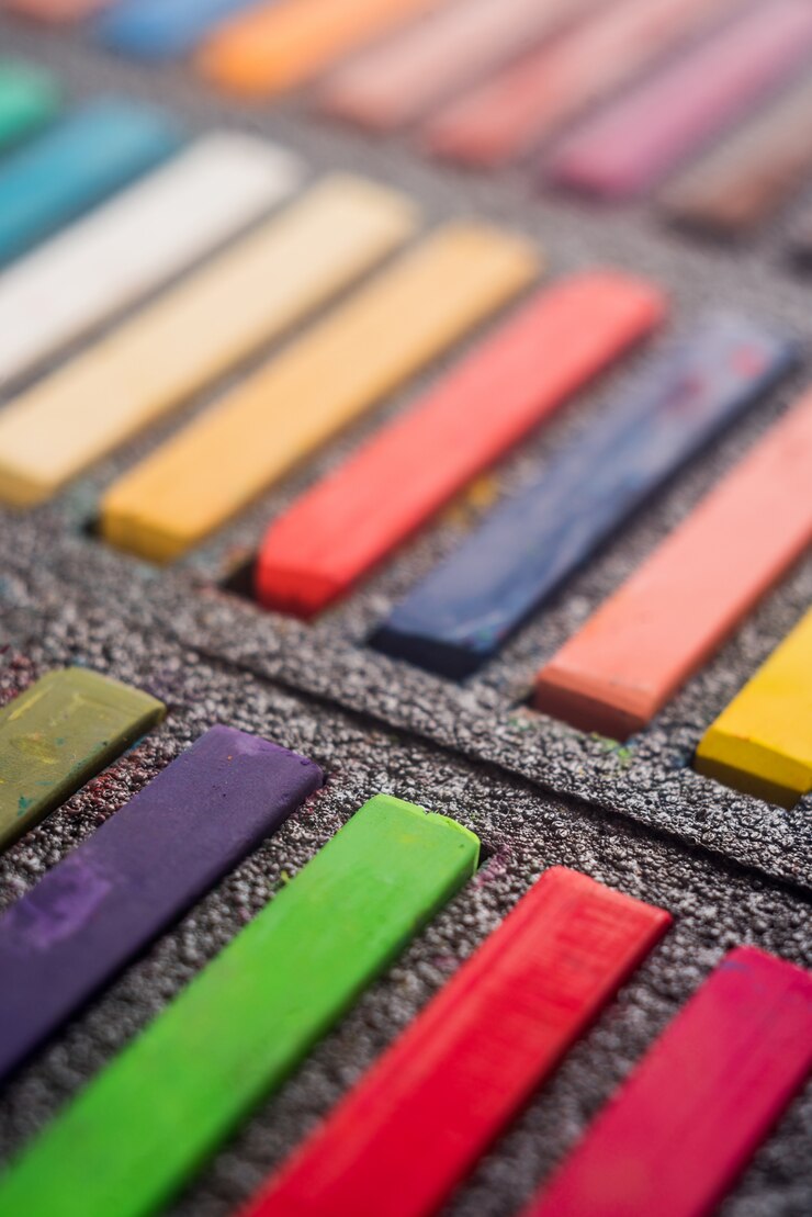 Foto grátis close-up de tintas pastel em caixa preta