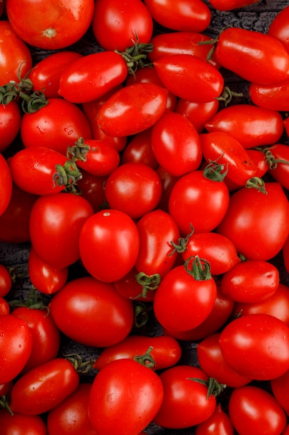 Close-up de tomates vermelhos frescos em uma parede de madeira