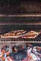 Foto grátis close-up, de, um, carne carne porco cozida, ligado, churrasqueira