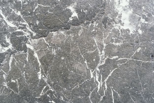 Close up de um chão de pedra com vários padrões de branco espalhados ao redor