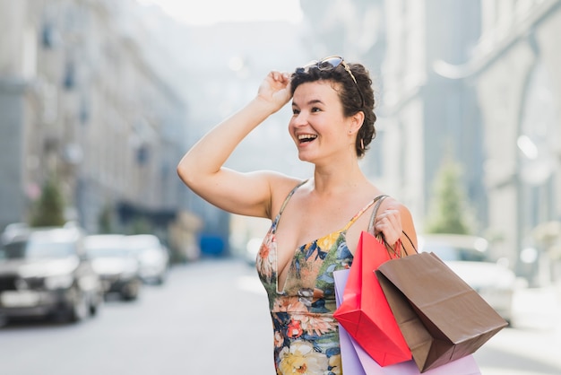 Close-up, de, um, feliz, mulher, com, bolsas para compras