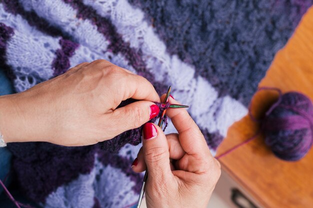 Close-up, de, um, femininas, mão, tricotando, a, echarpe