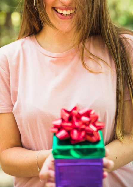 Close-up, de, um, femininas, segurando, valentine, presente