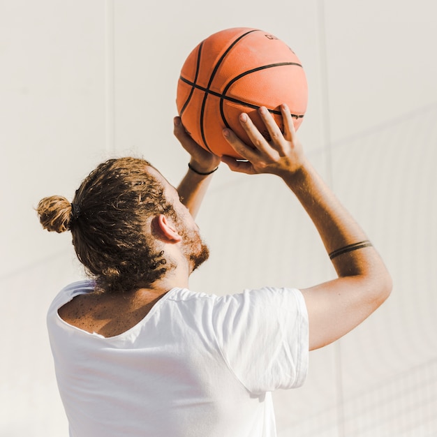 Foto grátis close-up, de, um, homem, basquetebol jogando