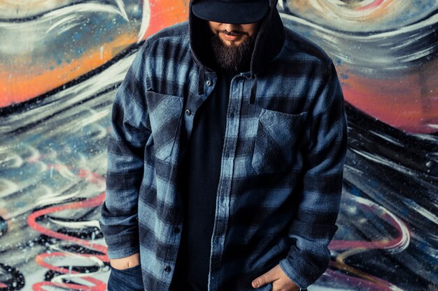 Close-up, de, um, homem, frente, graffiti, parede