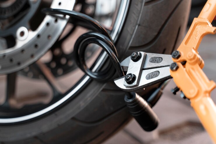 Foto grátis close-up de um homem se preparando para roubar uma motocicleta