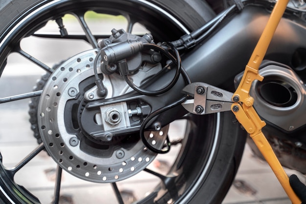 Foto grátis close-up de um homem se preparando para roubar uma motocicleta