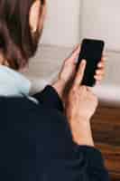 Foto grátis close-up de um homem tocando o dedo na tela de toque da tela móvel
