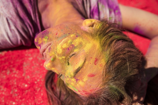 Close-up, de, um, jovem, mulher, rosto, coberto, com, holi, cor