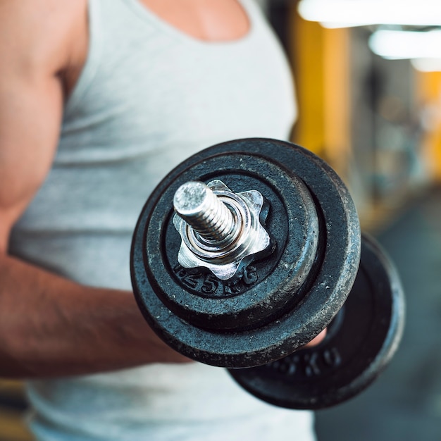 Close-up, de, um, mão homem, fazendo, exercício, com, dumbbells