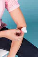 Foto grátis close-up, de, um, mão mulher, segurando, branca, médico, bandage, ligado, sangramento, pulso