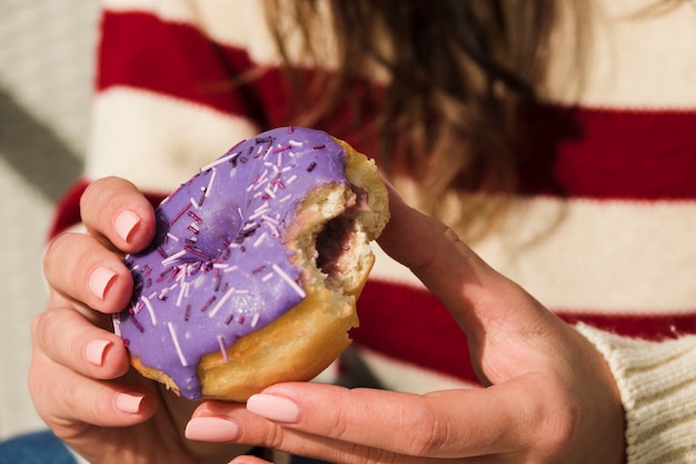 Close-up, de, um, mão mulher, segurando, donut comido