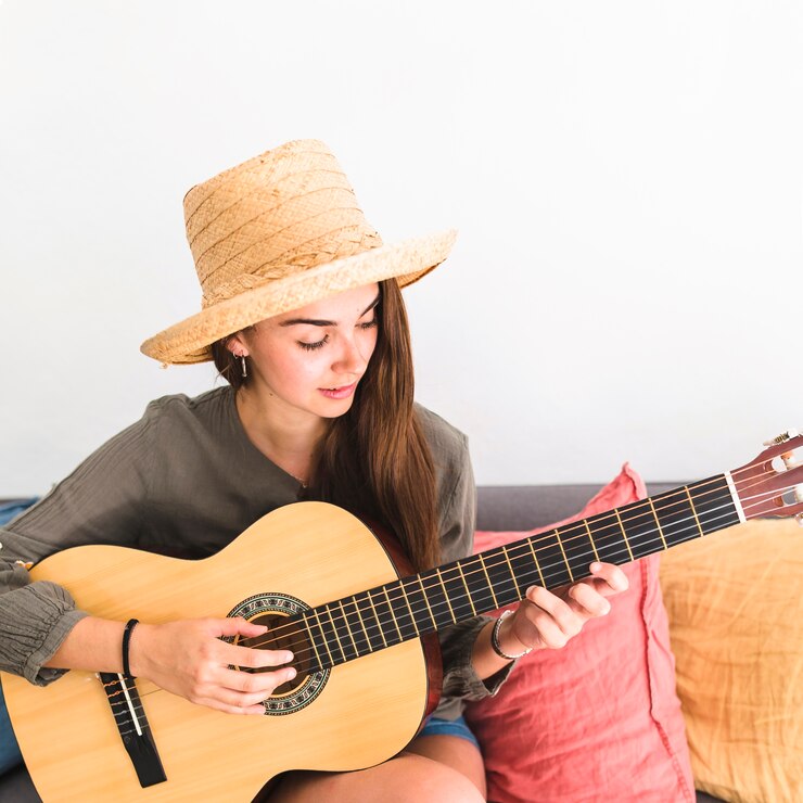 Foto grátis close-up, de, um, menina adolescente, desgastar, chapéu, violão jogo