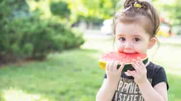 Foto grátis close-up, de, um, menina, comer, melancia, parque