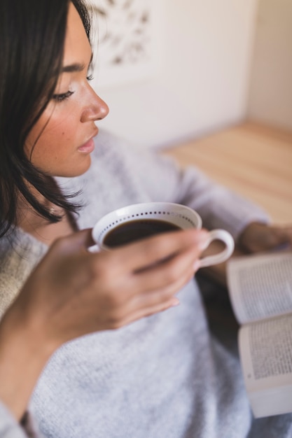 Close-up, de, um, menina, copo café, leitura, livro