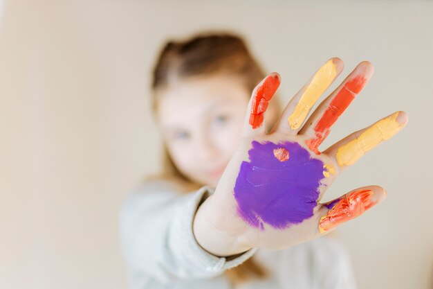 Foto grátis close-up, de, um, menina, pintado, mãos