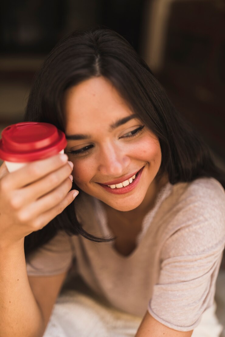 Foto grátis close-up, de, um, menina sorridente, segurando, taça café, takeaway