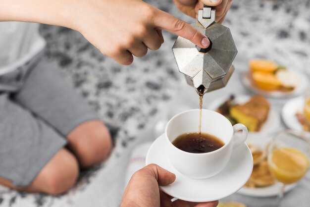 Close-up, de, um, menino, café preto derramando, em, um, copo