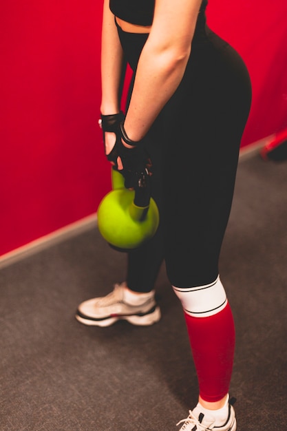 Close-up, de, um, mulher, fazendo, exercício, com, kettlebell