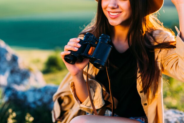 Close-up, de, um, mulher feliz, segurando, binocular